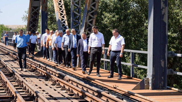 Lucrările de reabilitare pe segmentul feroviar Cantemir – Fălciu avansează. Mircea Păscăluță: „Continuăm reconectarea Republicii Moldova la rețeaua feroviară internațională” (FOTO)
Lucrările de reabilitare pe segmentul feroviar Cantemir – Fălciu avansează. Mircea Păscăluță: „Continuăm reconectarea Republicii Moldova la rețeaua feroviară internațională” (FOTO)
