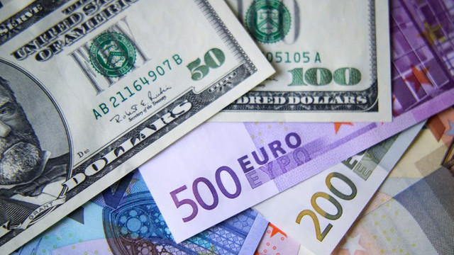 Euro se ieftinește la sfârșit de săptămână. Cât valorează dolarul 