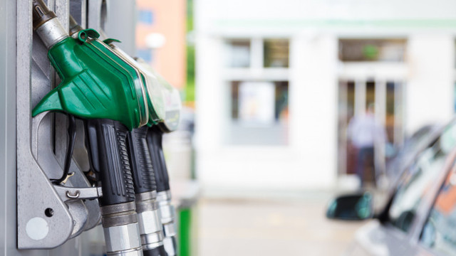 Benzina și motorina se ieftinesc la pompă. Noile prețuri stabilite de ANRE 