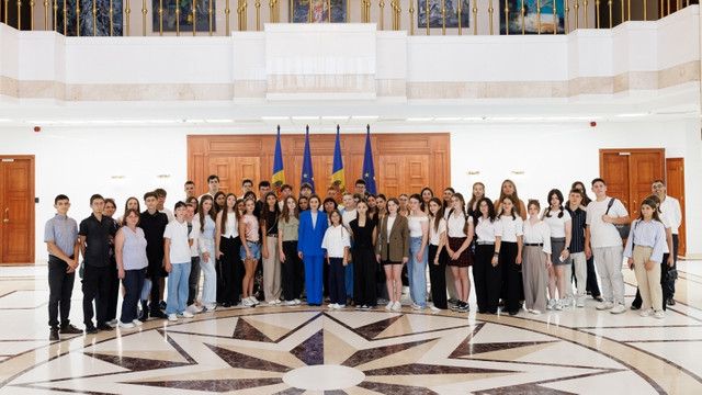 Maia Sandu s-a întâlnit cu un grup de elevi din UTA Găgăuzia și Taraclia, participanți ai Taberei de limbă română de la Iași (FOTO)