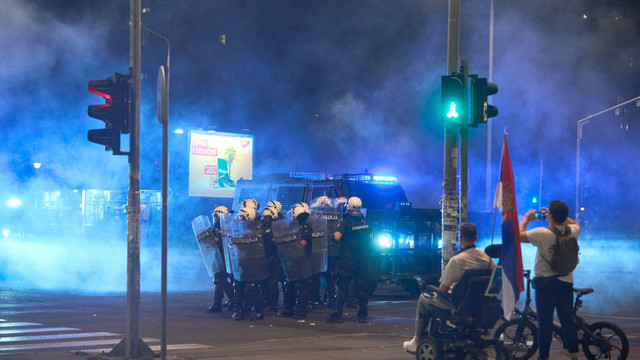 A cincea noapte de proteste în Serbia: birourile Partidului Progresist Sârb, aflat la putere, au fost incendiate