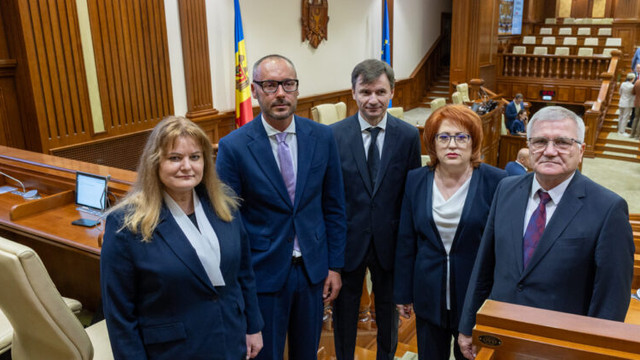Noii judecători ai Curții Constituționale au depus jurământul în Parlament

