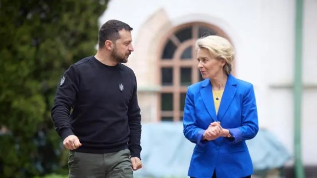 Von der Leyen se duce împreună cu Zelenski la întâlnirea de luni cu Trump. În Biroul Oval va fi prezent și un alt lider european
Von der Leyen se duce împreună cu Zelenski la întâlnirea de luni cu Trump. În Biroul Oval va fi prezent și un alt lider european