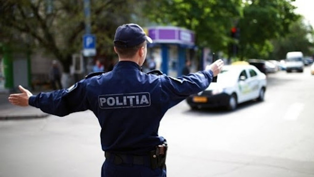 Polițiștii în uniformă nu mai sunt obligați să arate legitimația de serviciu