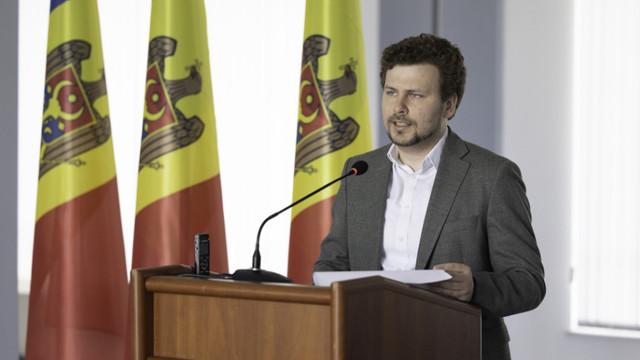 Dezinformare privind ridicarea ajutorului de 1000 de lei pentru elevi. Dan Perciun: „Nu este obligatorie deschiderea unui cont bancar”
Dezinformare privind ridicarea ajutorului de 1000 de lei pentru elevi. Dan Perciun: „Nu este obligatorie deschiderea unui cont bancar”
