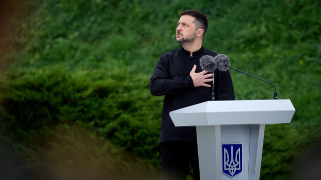 De Ziua Drapelului Ucrainei, Volodimir Zelenski insistă că nu va ceda Federației Ruse teritoriu ucrainean
De Ziua Drapelului Ucrainei, Volodimir Zelenski insistă că nu va ceda Federației Ruse teritoriu ucrainean