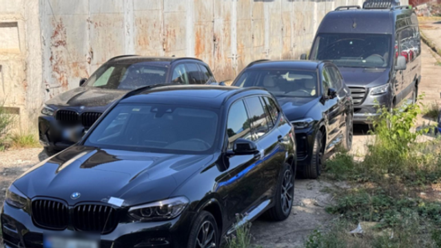 Contrabandă cu mașini de milioane. Trei suspecți au fost reținuți Contrabandă cu mașini de milioane. Trei suspecți au fost reținuți