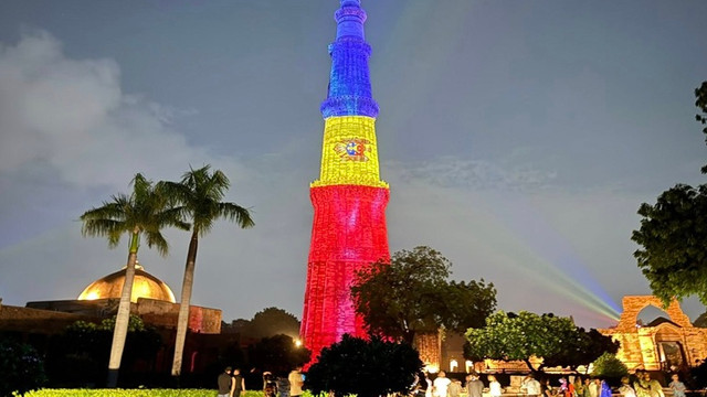 Turnul Qutub Minar din India, iluminat în culorile drapelului Republicii Moldova Turnul Qutub Minar din India, iluminat în culorile drapelului Republicii Moldova