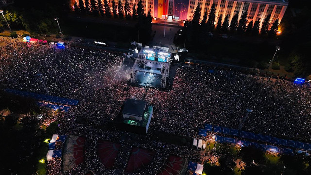 Peste 90 de mii de cetățeni, prezenți în concertul de Ziua Independenței. Poliția anunță că evenimentele au decurs fără incidente Peste 90 de mii de cetățeni, prezenți în concertul de Ziua Independenței. Poliția anunță că evenimentele au decurs fără incidente