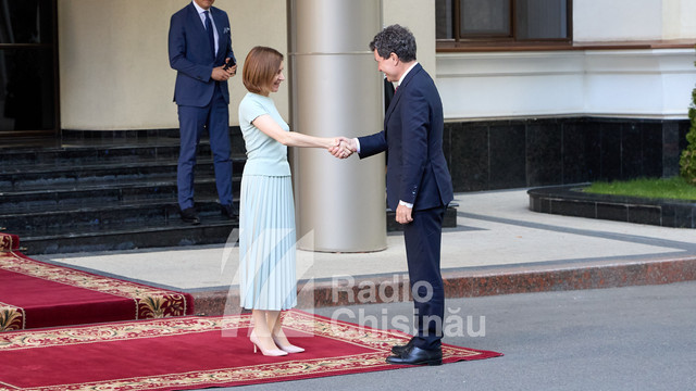 FOTO, VIDEO | Maia Sandu l-a întâmpinat pe Președintele României, Nicușor Dan, la Chișinău. Cei doi șefi de stat vor participa la deschiderea Marii Dictări Naționale FOTO, VIDEO | Maia Sandu l-a întâmpinat pe Președintele României, Nicușor Dan, la Chișinău. Cei doi șefi de stat vor participa la deschiderea Marii Dictări Naționale