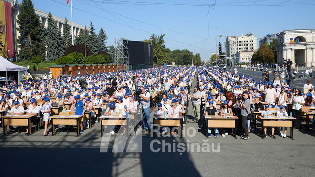 GALERIE FOTO | Peste 2.000 de persoane au participat la Marea Dictare Națională, ediția a III-a GALERIE FOTO | Peste 2.000 de persoane au participat la Marea Dictare Națională, ediția a III-a