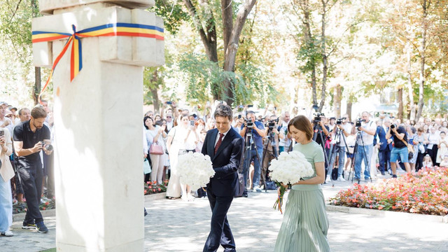 FOTO | Maia Sandu și Nicușor Dan au celebrat limba română la Strășeni: depuneri de flori și participarea la un concert festiv
FOTO | Maia Sandu și Nicușor Dan au celebrat limba română la Strășeni: depuneri de flori și participarea la un concert festiv