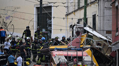 FOTO, VIDEO | Accident catastrofal în Lisabona. Cel puțin 15 morți după ce un celebru funicular din oraș a deraiat. Portugalia declară joi zi de doliu național