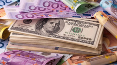 Leul se apreciază față de euro și dolar