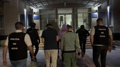 VIDEO | Polițiștii au destructurat un așa-zis „centru de apel” specializat în escrocherii online. Opt persoane au fost reținute 