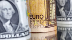 Euro se ieftinește la sfârșit de săptămână. Cât valorează dolarul 