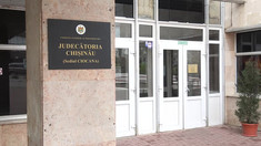 Plahotniuc nu a venit în instanță, unde i-au fost prezentate mandatele de arest