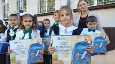 FOTO | DRRM continuă distribuirea pachetelor cu rechizite din cadrul proiectului „Cutia preșcolarului și a școlarului”, la Negureni și Bălți 