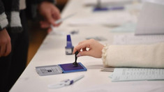 ELECTORALA 2025 | În 30 de secții de votare din țară și din străinătate alegătorii vor semna în lista electorală folosind tableta digitală
