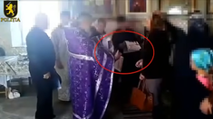 Preot din Hîncești, surprins în timp ce distribuia enoriașilor ziare cu mesaje denigratoare în timpul slujbei (VIDEO)