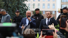 Mai mulți simpatizanți ai Blocului Patriotic, alături de liderii formațiunii, au protestat în fața Parlamentului, după rezultatele de la alegeri (FOTO)