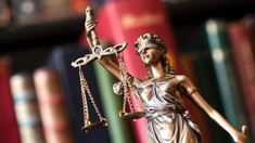 Fostă magistrată, trimisă în judecată pentru escrocherie și fals în declarații