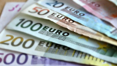 Euro și dolarul se ieftinesc