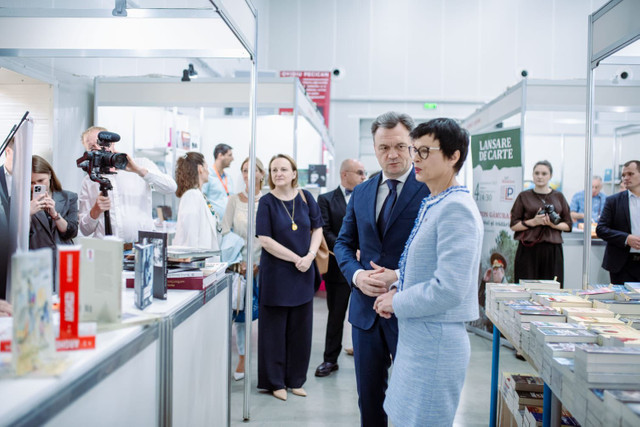 FOTO | Institutele culturale române de la Chișinău și București au organizat o masă rotundă despre revistele culturale din R. Moldova, în cadrul Bookfest 2025 