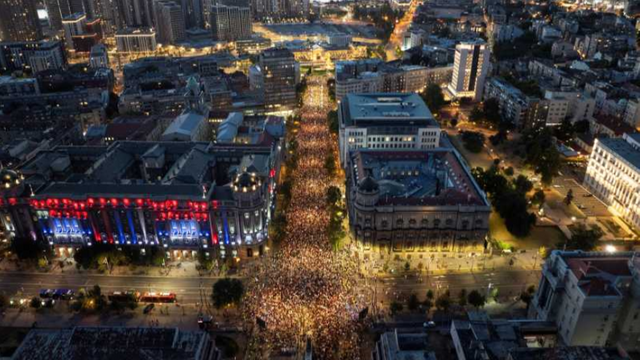 Proteste de amploare în Serbia. Mii de manifestanți au ieșit pe străzile Belgradului pentru a cere alegeri anticipate
Proteste de amploare în Serbia. Mii de manifestanți au ieșit pe străzile Belgradului pentru a cere alegeri anticipate