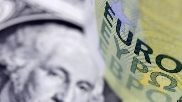 Dolarul crește cu 13 de bani. Cât valorează euro