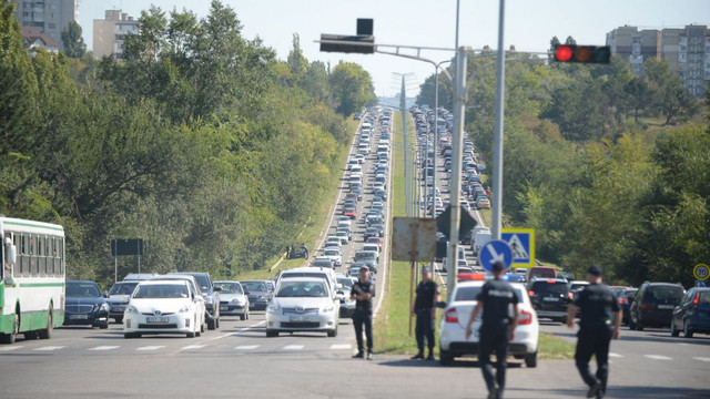 VIDEO | Poliția Națională anunță modificări în sistematizarea traficului rutier din Chișinău, pentru evitarea ambuteiajelor în orele de vârf VIDEO | Poliția Națională anunță modificări în sistematizarea traficului rutier din Chișinău, pentru evitarea ambuteiajelor în orele de vârf