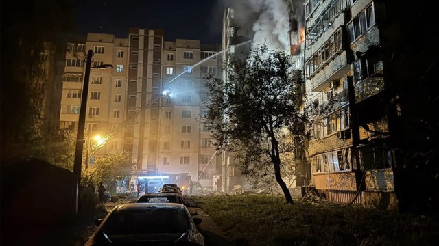 Trei morți și cel puțin 18 răniți la Kiev în urma unui atac cu drone rusești asupra clădirilor rezidențiale Trei morți și cel puțin 18 răniți la Kiev în urma unui atac cu drone rusești asupra clădirilor rezidențiale