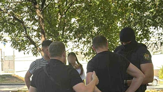 CNA a efectuat 60 de percheziții în dosare de finanțare ilegală a partidelor politice, spălare de bani și corupere electorală: 15 persoane au fost reținute (FOTO) CNA a efectuat 60 de percheziții în dosare de finanțare ilegală a partidelor politice, spălare de bani și corupere electorală: 15 persoane au fost reținute (FOTO)
