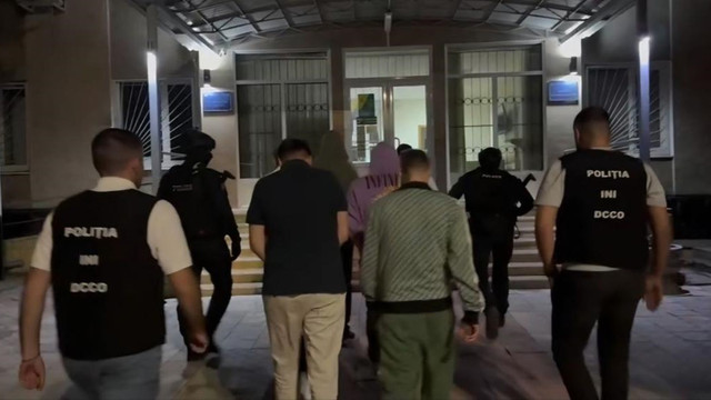 VIDEO | Polițiștii au destructurat un așa-zis „centru de apel” specializat în escrocherii online. Opt persoane au fost reținute 