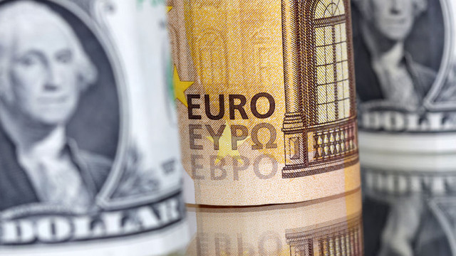 Euro se ieftinește la sfârșit de săptămână. Cât valorează dolarul 
