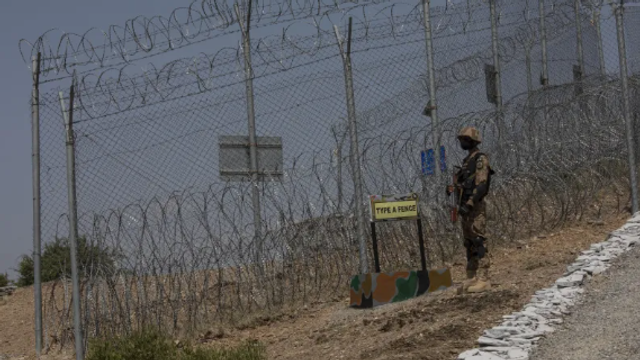Convoi militar, prins într-o ambuscadă în Pakistan de talibani: Cel puțin 12 soldați au fost uciși, atacatorii au fugit cu armamentul