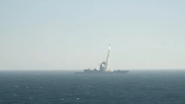 VIDEO | Rusia a lansat o rachetă hipersonică Zircon în Marea Barents
VIDEO | Rusia a lansat o rachetă hipersonică Zircon în Marea Barents