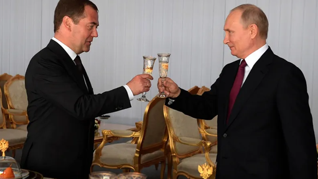 Vladimir Putin l-a decorat pe Dmitri Medvedev. Ce spune decretul prezidențial
Vladimir Putin l-a decorat pe Dmitri Medvedev. Ce spune decretul prezidențial