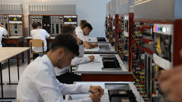 Atelier modern inaugurat la Centrul de Excelență în Energetică și Electronică din Chișinău, cu sprijinul Uniunii Europene (FOTO)
Atelier modern inaugurat la Centrul de Excelență în Energetică și Electronică din Chișinău, cu sprijinul Uniunii Europene (FOTO)