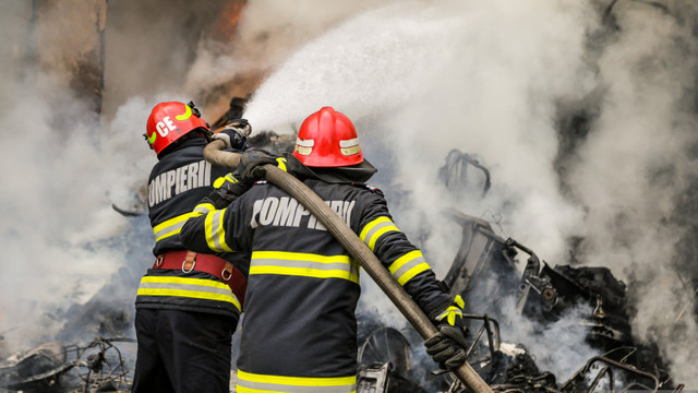 Patru automobile au fost distruse de flăcări într-o parcare din Goianul Nou
