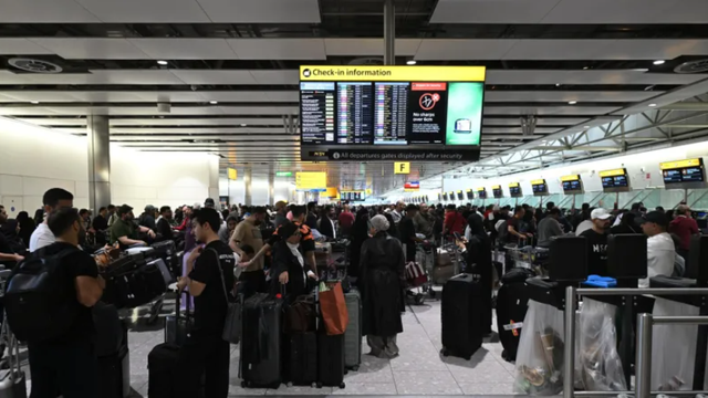 Care e situația luni pe aeroporturile europene afectate de atacul cibernetic masiv din weekend, care a dus la cozi și anulări de zboruri Care e situația luni pe aeroporturile europene afectate de atacul cibernetic masiv din weekend, care a dus la cozi și anulări de zboruri