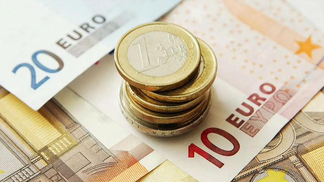 Dolarul crește cu 15 de bani. Cât valorează euro astăzi, 22 septembrie Dolarul crește cu 15 de bani. Cât valorează euro astăzi, 22 septembrie