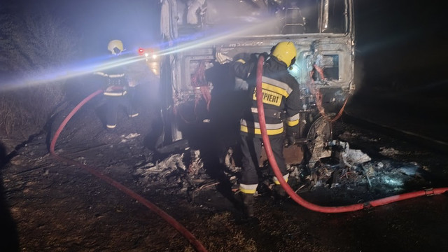 Un camion încărcat cu 24 de tone de semințe de floarea-soarelui a luat foc la Taraclia (FOTO)