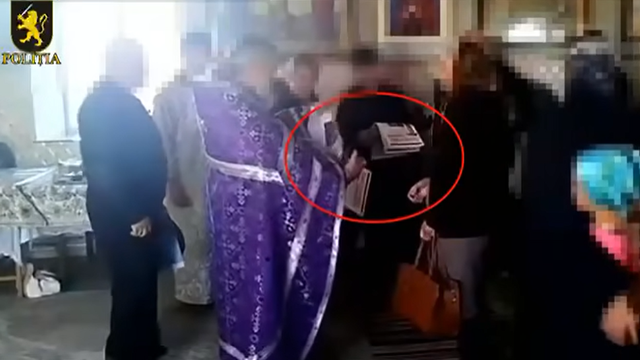 Preot din Hîncești, surprins în timp ce distribuia enoriașilor ziare cu mesaje denigratoare în timpul slujbei (VIDEO)