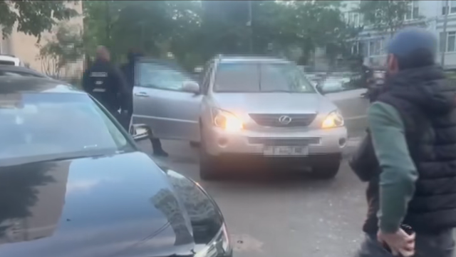 Trei persoane au fost reținute de polițiști. Oamenii legii aveau informații că acestea pegăteau acțiuni de destabilizare după închiderea urnelor (VIDEO)