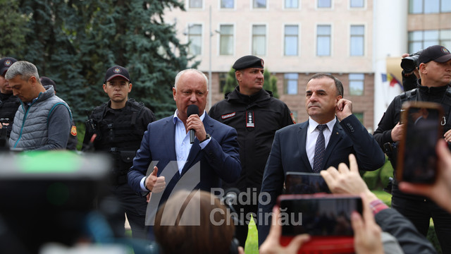 Mai mulți simpatizanți ai Blocului Patriotic, alături de liderii formațiunii, au protestat în fața Parlamentului, după rezultatele de la alegeri (FOTO)