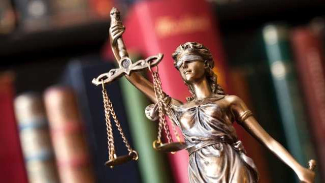 Fostă magistrată, trimisă în judecată pentru escrocherie și fals în declarații