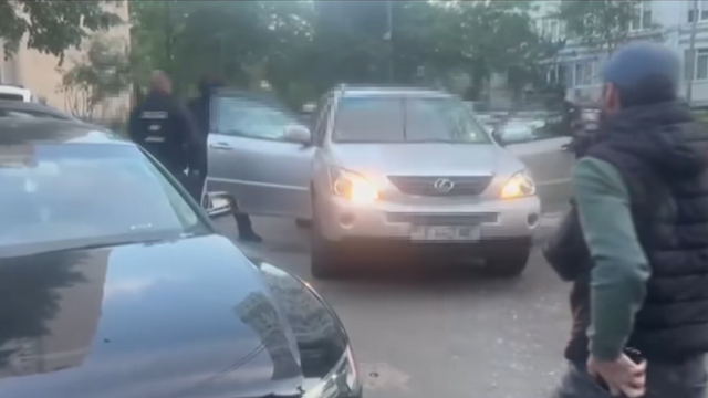 Cei trei bărbați reținuți în ziua alegerilor pentru pregătirea destabilizărilor după închiderea urnelor, plasați în arest pentru 30 de zile 