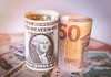 Moneda unică europeană se apreciază la început de săptămână