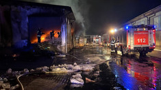 Incendiu de proporții la un depozit de materiale de construcție din Chișinău. 19 autospeciale cu un efectiv de 75 pompieri luptă cu flăcările (FOTO)
